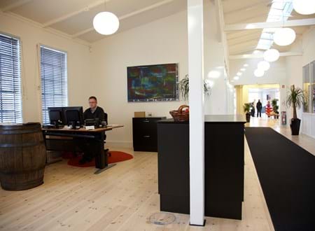 Filtløber i sort i bank lokale